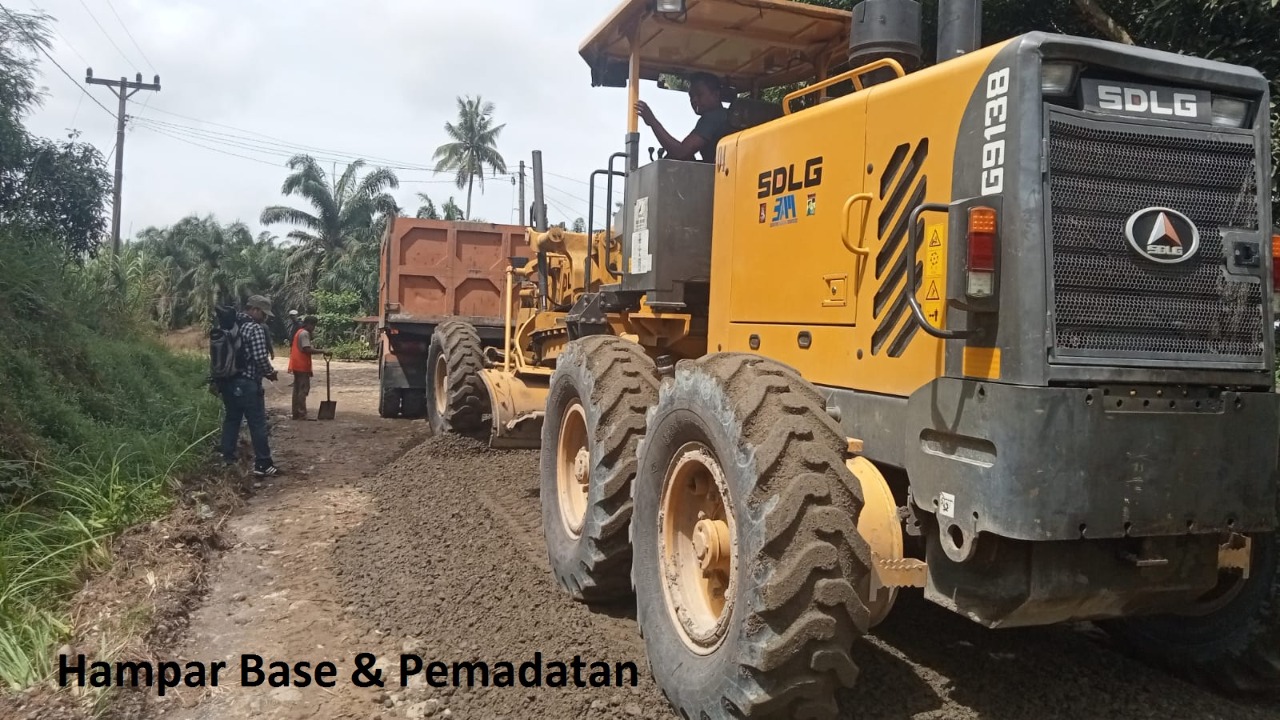 Keterangan foto : Lanjutan Hotmix jalan lingkar Dusun I dan II Desa Pulau Rakyat Pekan (dok/istimewa)