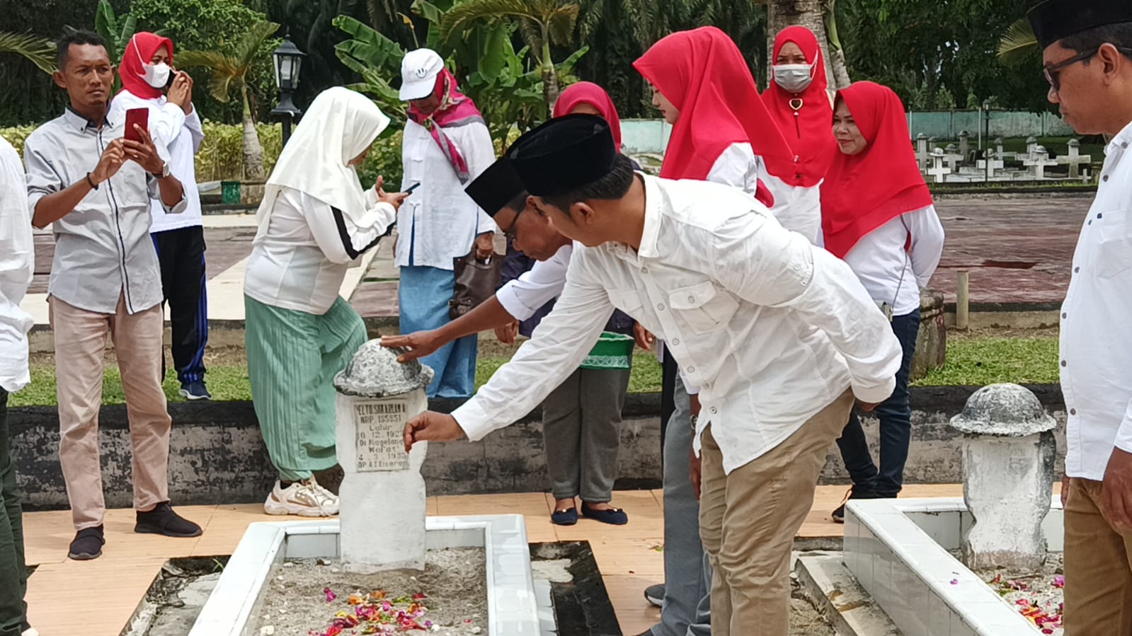 Keterangan foto : Relawan Pelopor Peduli Pemuda Asahan melakukan penaburan bunga di makam pahlawan.( foto/Joko )