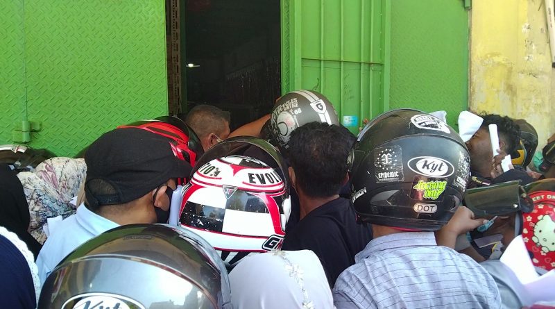 Penampakan antrian pembelian minyak goreng di Toko Bandung (dok.istimewa)