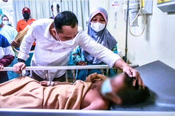 Keterangan fhoto: Walikota Ery Cahyadi sedang membesuk korban Wahana Seluncur KenPark Kenjeran (dok.istimewa)