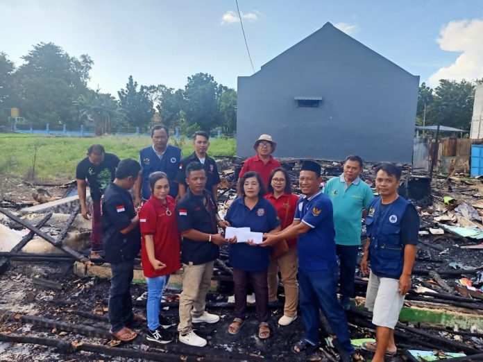 Keterangan Foto: Ketua II K2S dan Perwakilan Paguyuban Gondang Menyerahkan Bantuan Kepada Ibu Tatik Korban Musibah Kebakaran (detikNews/Arifin)