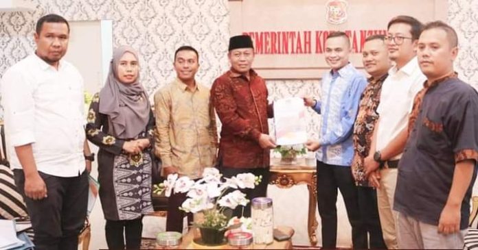 Pelaksana tugas (Plt) Walikota Tanjungbalai, H Waris Tholib menerima audiensi Komisi Pemilihan Umum, foto: (dok.istimewa)