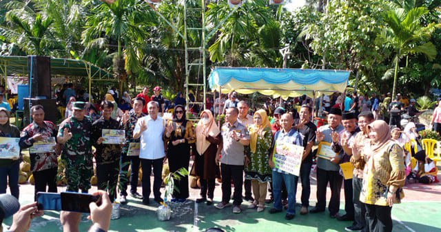 Keterangan foto: Sesi foto bersama serta pembagian Bibit Durian (Anang/detik News)
