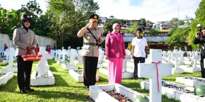 Keterangan foto: Kapolda Maluku Melakukan Ziara di Tempat Makam Pahlawan Kapaha Ambon (dok.istimewa)