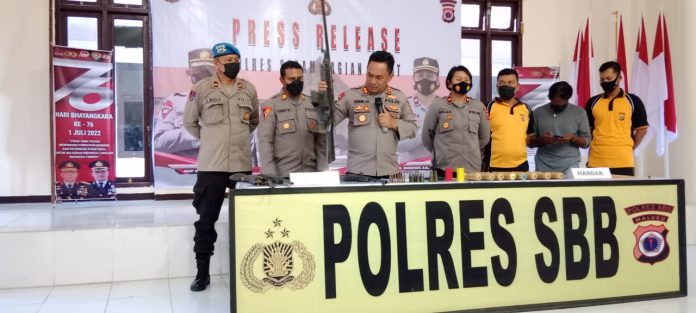 Keterangan foto: Kapolres Seram Kabupaten Bagian Barat Maluku memberikan keterangan saat Press Release (dok.istimewa)