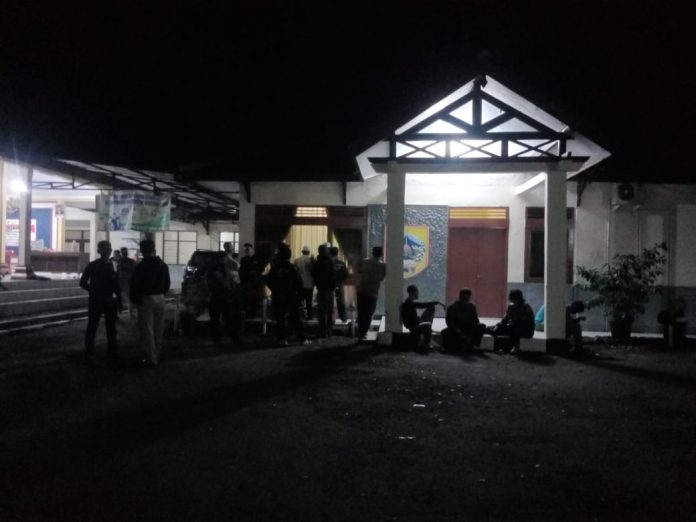 Puluhan Warga Desa Banjarsari Berkumpul di Kecamatan Bantarbolang