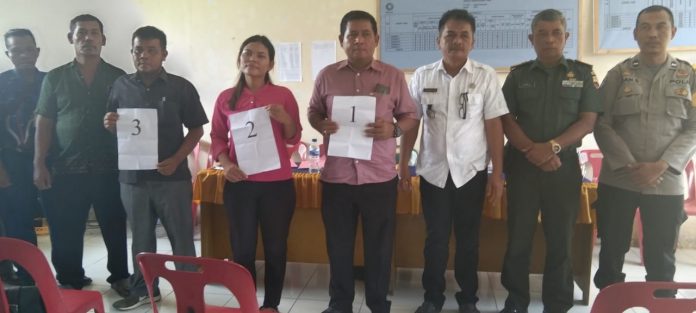 Tiga calon kepala desa usai pencabutan nomor urut foto bersama Camat, Danramil dan Bhabinkamtibmas (dok.istimewa)
