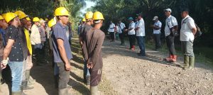 Keterangan foto : Manager PTPN - 3 Kebun Sei Dadap Iwan Pranata saat memberikan arahan kepada peserta seleksi PKWT