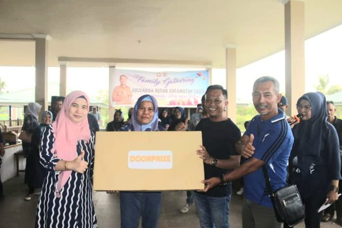 Keterangan foto: Pembagian Door Prize oleh Camat Tallo Alamsyah Sahabuddin (dok.istimewa)
