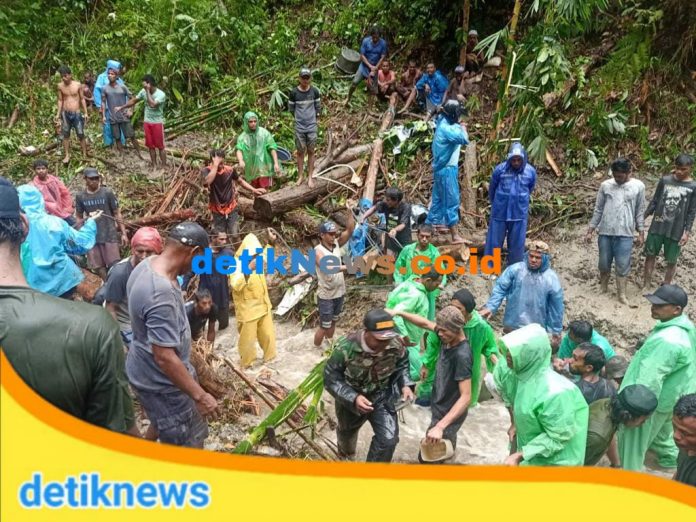 Keterangn foto: Kejadian Longsor evakuasi di Gunung Tembaga Dusun Uhe Desa Iha Kabupaten SBB, Provinsi Maluku (Ekdar/detikNews)