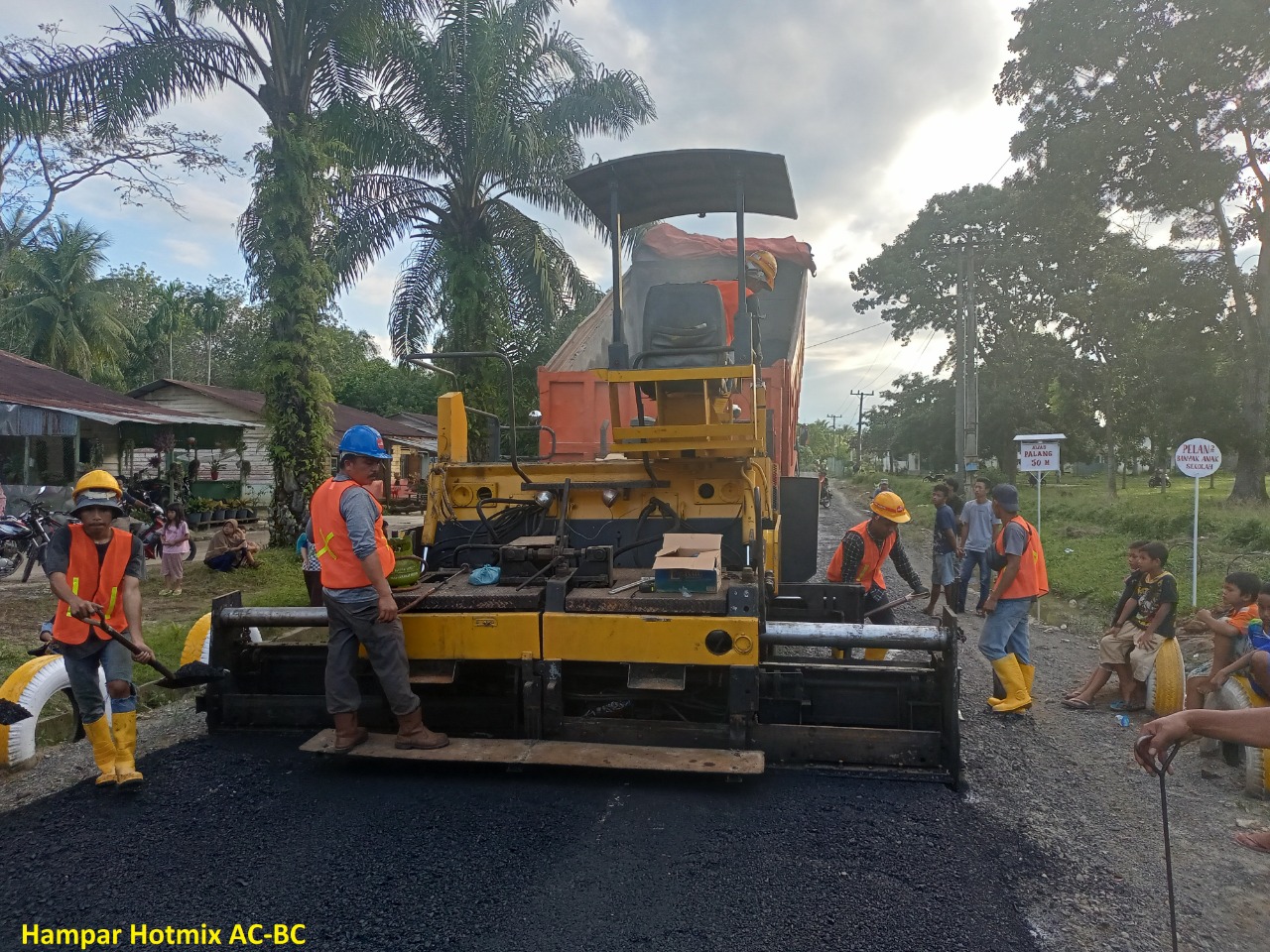 Keterangan foto : Pembangunan jalan Desa Aek Tarum menuju Desa Gonting Malaga Bandar Pulau (dok/istimewa)