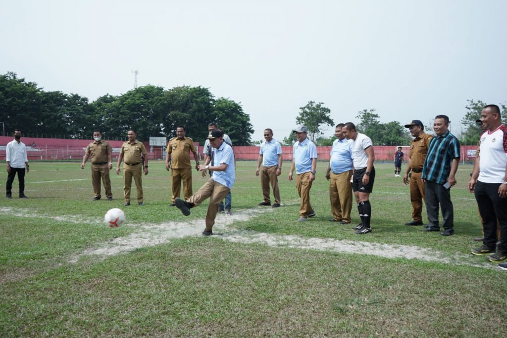 Bupati Asahan menendang bola pertama menandai dilaksanakannya turnamen GSI Tingkat Kabupaten Tahun 2022. (doc/istimewa)