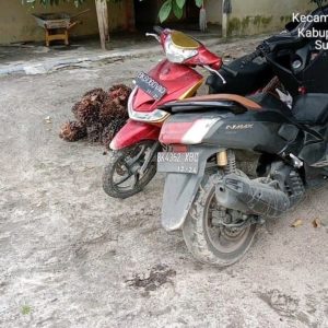 Keterangan foto : Dua unit sepeda motor milik terduga pelaku pencurian getah karet yang diserahkan ke Polsek Air Batu. (dok/istimewa)