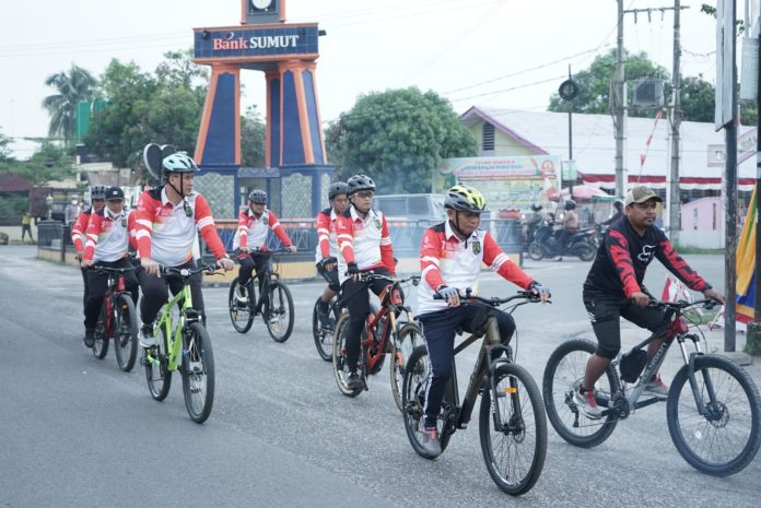 Bupati Asahan H.Surya B,Sc bersama peserta Fun Bike dalam rangka memeriahkan HUT Kemerdekaan RI ke-77 (dok.istimewa)