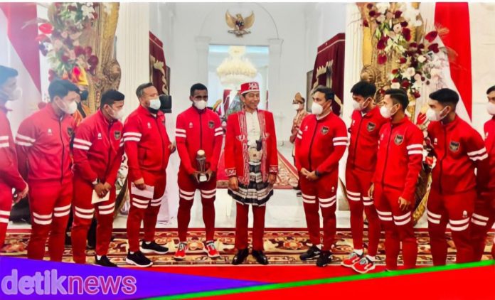 Presiden Republik Indonesia Joko Widodo menyambut kedatangan Bima Sakti dan para pemain Timnas U-16 Indonesia yang baru saja meraih juara Piala AFF U-16 2022 di Istana Negara, Jakarta, Rabu (17/8/2022)