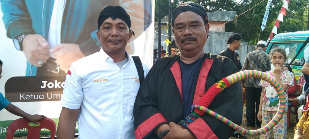 Keterangan foto : Pendiri Reog Gembong Bawono Kabupaten Asahan  Suyono didampingi Warog Reog Mas Pay ( dok/Joko )