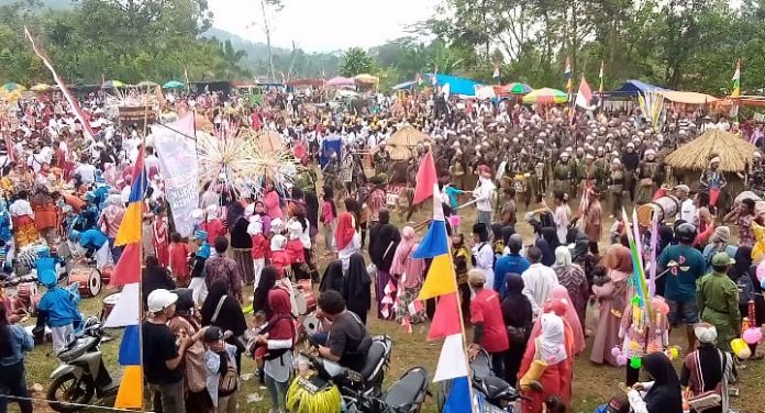 Ribuan orang tumpah ruah manyambut HUT Kemerdekaan RI di lapangan Desa Trimulyo Wadaslintang Wonosobo