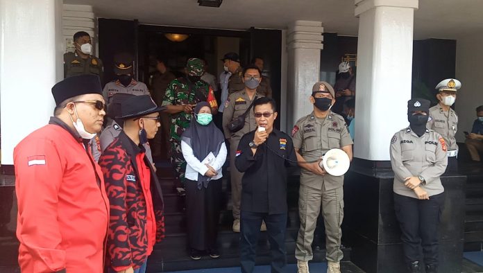 Organisasi Pemuda Demokrat Indonesia melakukan aksi menuntut walikota Palembang untuk mencopot sekwan DPRD kota Palembang