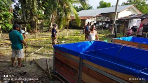 Keterangan foto : Antusias masyarakat desa peternak ikan dalam mengikuti pelatihan pembuatan dan pemberian pakan ikan keladi jengkal ( doc/istimewa )