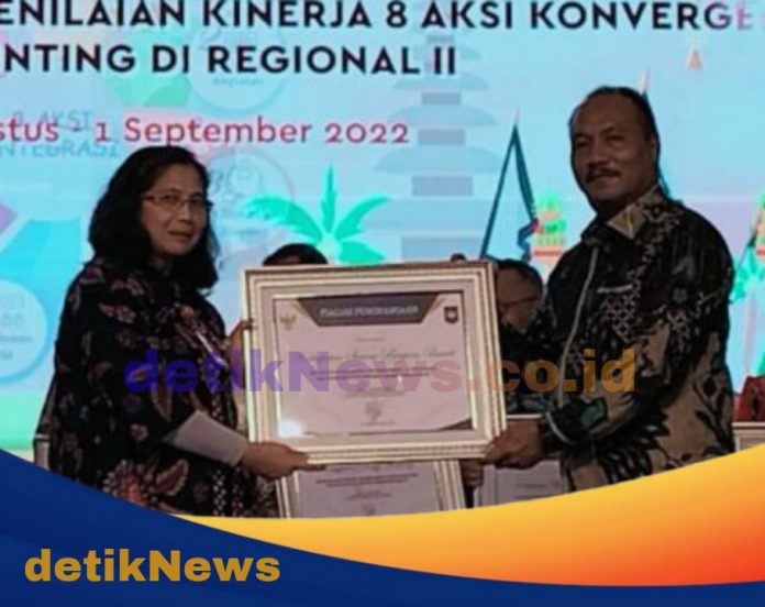 Sekretaris Daerah Kabupaten Seram Bagian Barat Provinsi Malu saat Menerima Penghargaan dari Kemendagri