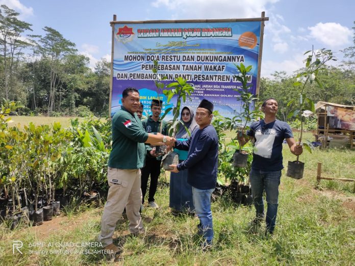 Penyerahan Bibit tanaman buah oleh Ketua RPLH kepada Ketua Yayasan Amanah Qolbu Indonesia (detikNews/Suhirman)