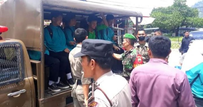 Personil Satpol PP Padang bersama TNI Polri Mengantarkan Pelajar Pulang Kerumah
