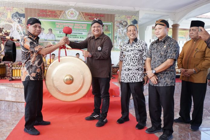 Bupati Asahan H. Surya, B, Sc serahkan alat musik tradisional gamelan kepada Ketua DPD PKB Pujakesuma Rianto,SH, M,AP. ( doc/istimewa )