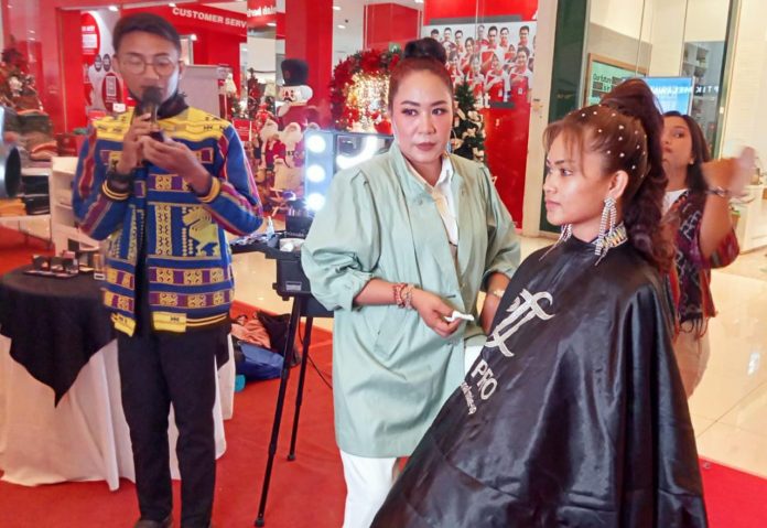 Bunda Dewi Lamabelawa saat menjelaskan materi dan praktek make up didepan para peserta (dok.istimewa)