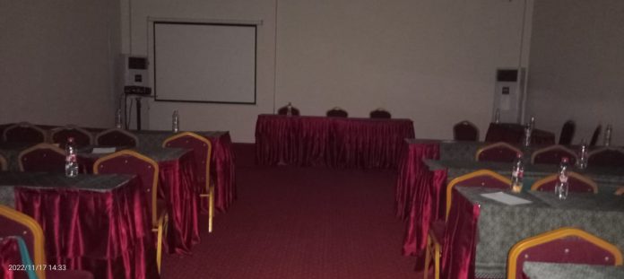 Tepat pukul 14.00 Wib, tampak suasana ruangan rapat Bimtek kepala desa dalam keadaan kosong dan sama sekali tidak ada kegiatan rapat ( foto/Joko )