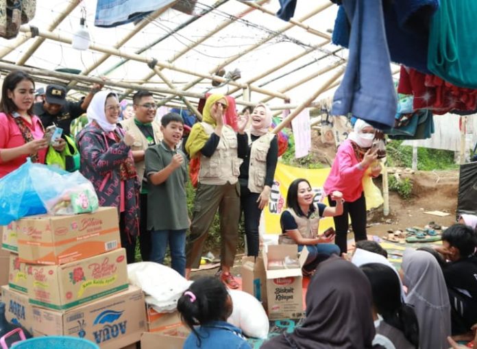 Srikandi AMK saat melantunkan Sholawat di depan anak-anak korban gempa Cianjur ( dok/Suhirman)