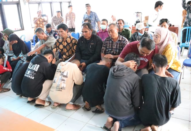 Saat puluhan remaja meminta maaf kepada orang tua di Aula Kecamatan Puring Kebumen (dok.Suhirman)