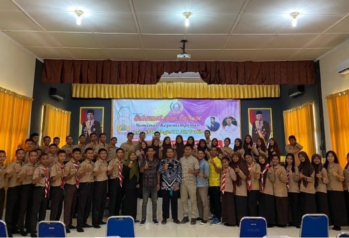 Kepala Sekolah SMK Negeri 1 Air Putih bersama para siswa dan guru peserta seminar Kepemimpinan ( doc/detiknews )