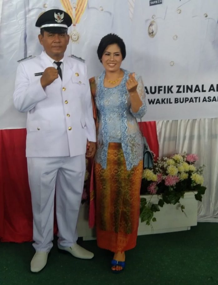Kepala Desa Suka Jadi Kecamatan Meranti Kabupaten Asahan Mangiring Manalu beserta Istri. ( detikNews/Joko )