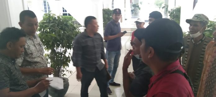 Ketua Komisi B DPRD Asahan Irwansyah Siagian saat diwawancarai awak media ( detikNews/Joko )