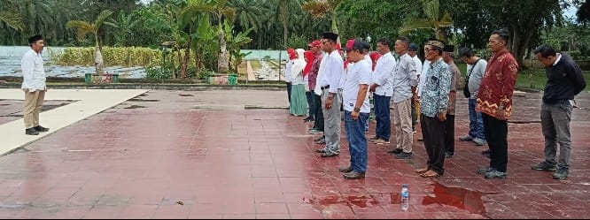 Keterangan foto : Ketua relawan Pelopor Peduli Pemuda Asahan Ramadiyanto pimpin upacara hari Pahlawan.( foto/Joko )