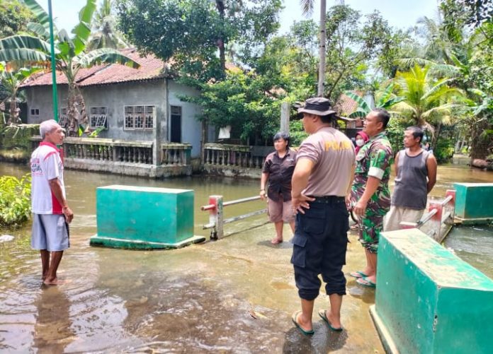 Proses pencarian siswa SD yang hanyut di sungai Petanahan Kebumen (dok.Suhirman)