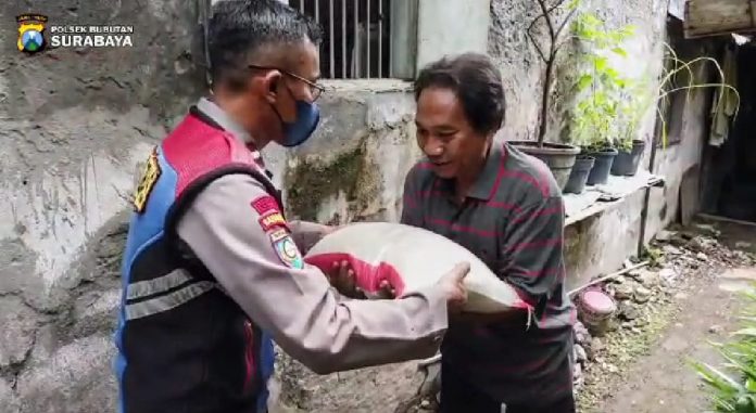 Bhabinkamtibmas Polsek Bubutan Polrestabes Surabaya Aipda Sugeng, melaksanakan bakti sosial dengan menyalurkan bantuan beras kepada warga kurang mampu