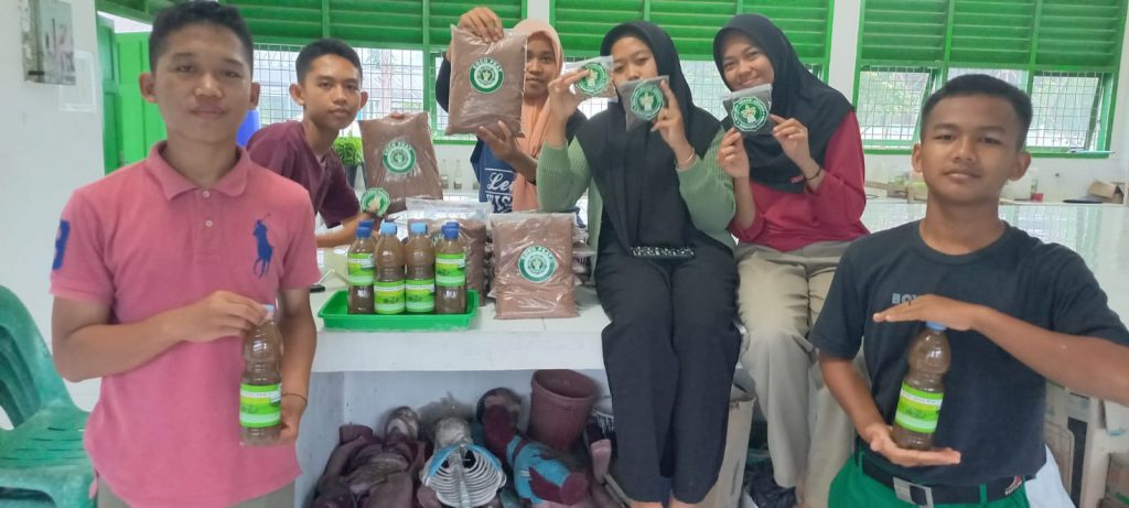 Keterangan foto : Siswa/i SMKN SPP Rawang Asahan berhasil menciptakan produk unggulan pupuk organik cair dan bubuk kopi. ( foto/Joko )