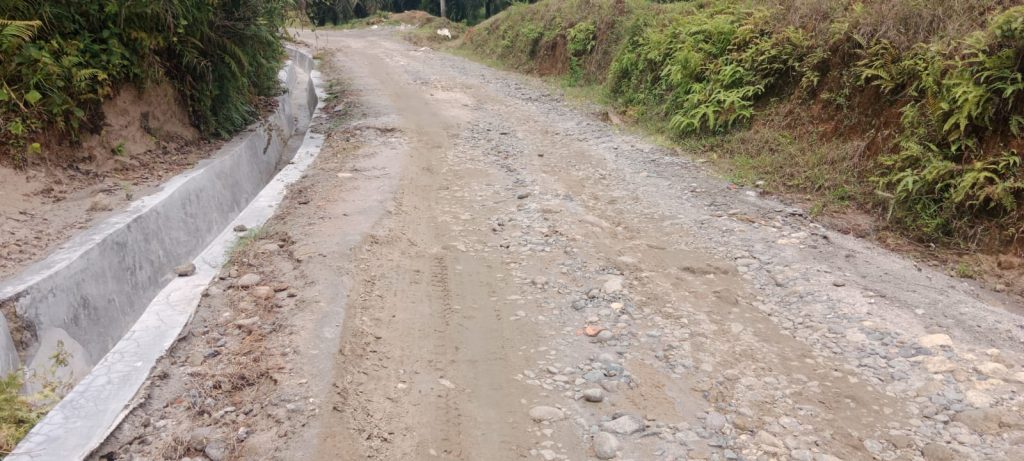 Keterangan foto : Proyek peningkatan ruas jalan Prapat Janji menuju Sei Nadoras disinyalir tidak selesai dikerjakan sesuai tanggal kontrak ( foto/Joko )