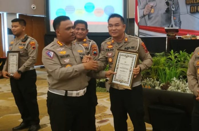 Pemberian Penghargaan kepada Kasatlantas Kebumen sebagai Polres live report terbanyak di Semarang (dok/Suhirman)