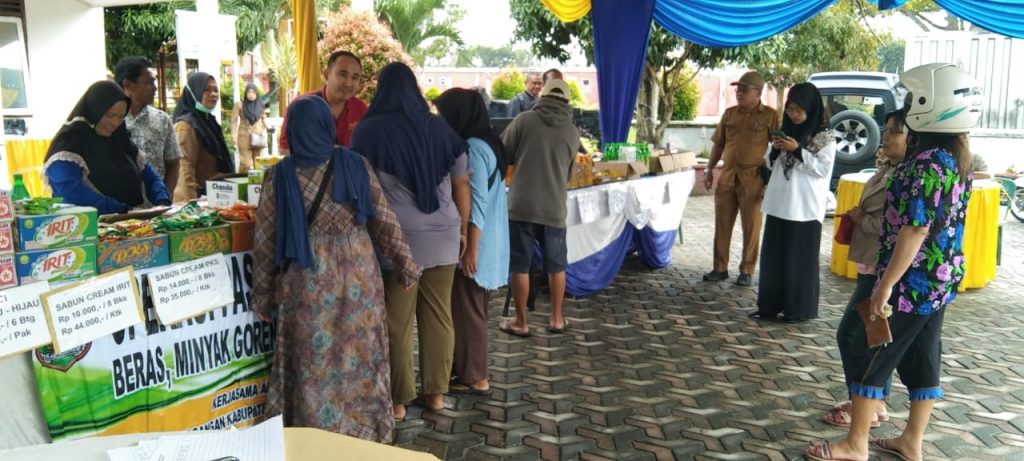 Keterangan foto : Antusias masyarakat pada saat berbelanja operasi pasar murah di halaman kantor Lurah Selawan ( foto/Joko )