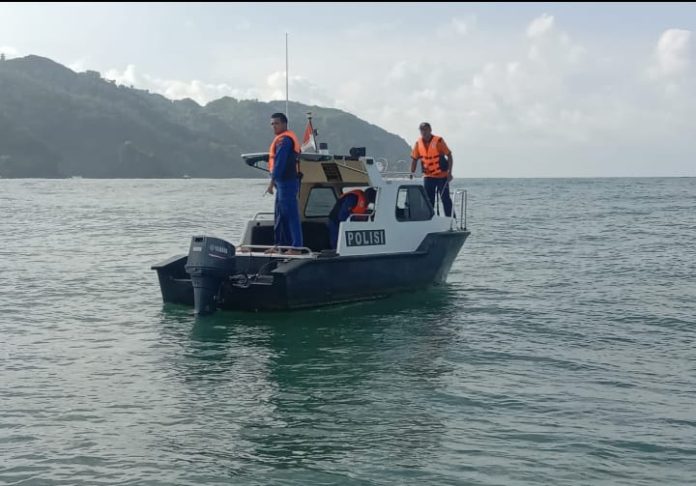 Tim Evakuasi saat menyelamatkan Korban Tenggelamnya kapal nelayan di Pantai Logending Kebumen (dok/Suhirman)