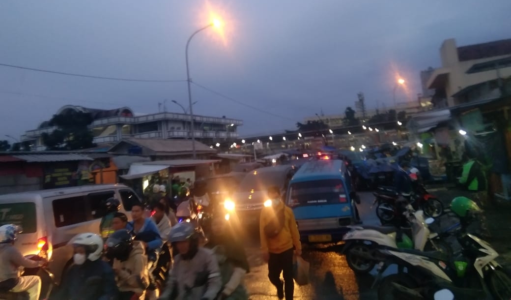 Parkiran Liar dan Pangkalan Angkot Di Jalan Naming D Bothin Bikin Resah dan Membahayakan, Kinerja Dishub Depok Dipertanyakan Warga