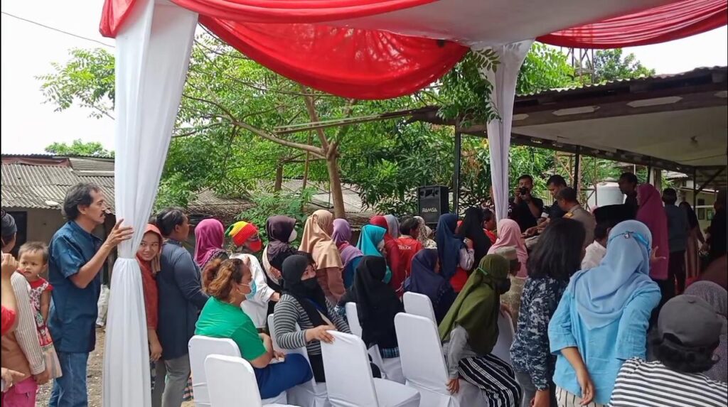 Berkah Ramadhan: Warga Kampung Merah Putih Suka Damai Dapat Bantuan Paket Sembako dari Kapolri