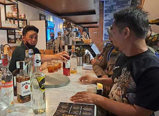 Patroli Gabungan Polsek Bojongsari dan Pokdarkamtibmas Bhayangkara Sita Puluhan Botol Miras dan Tangkap Remaja Nongkrong di Depok
