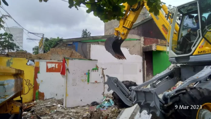 Simpang Ramanda Siap Dibersihkan: DPUPR Gelar Operasi Bongkar Bangunan dengan Alat Berat
