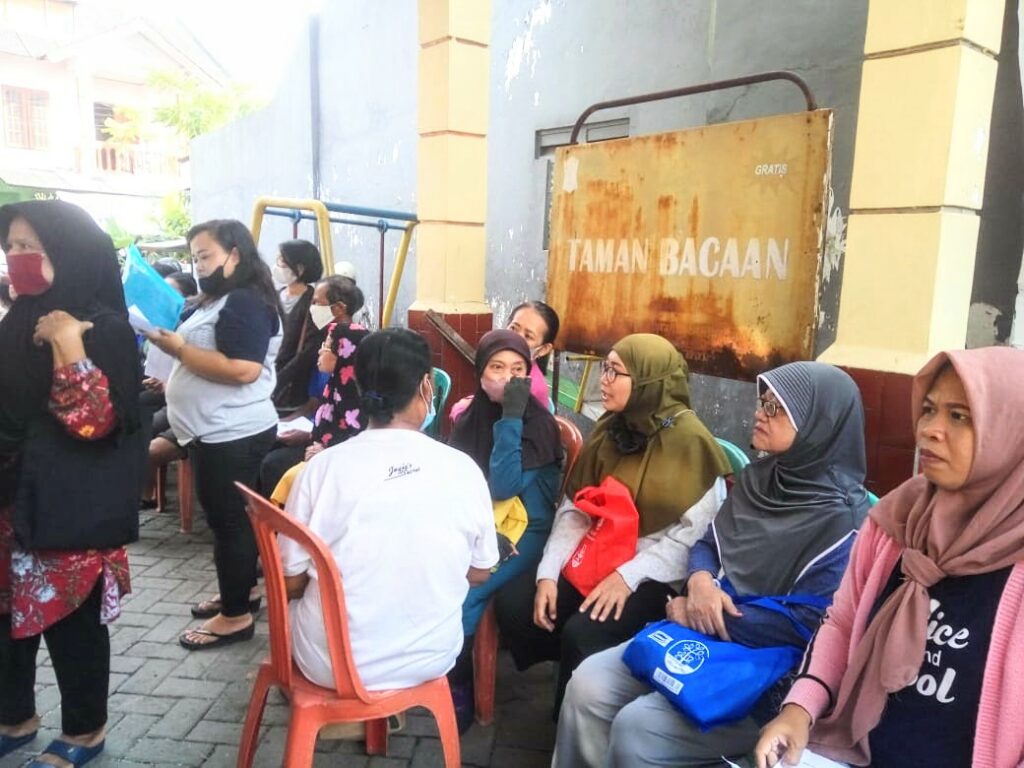 Masyarakat Surabaya Terima Program Bantuan Beras dari Bulog