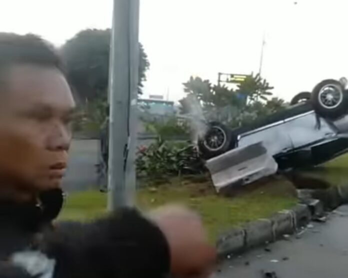 Kecelakaan di Depok: Mobil Honda CRV Terguling, Sopir dan Penumpang Selamat