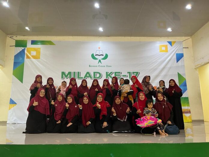 Foto bersama jajaran pengurus Yayasan Tunas Ilmu beserta para Dewan Guru, dalam acara Milad ke-17, di Balai Rakyat Beji, Sabtu 20/5/2023.(Dok. detikNews.co.id)