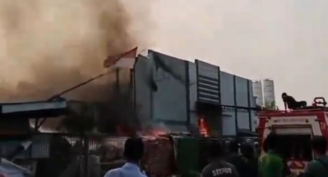 Gudang Pabrik Kopi Kapal Api di Tangerang Terbakar, Pemadaman Tertunda Akibat Kendala Sumber Air